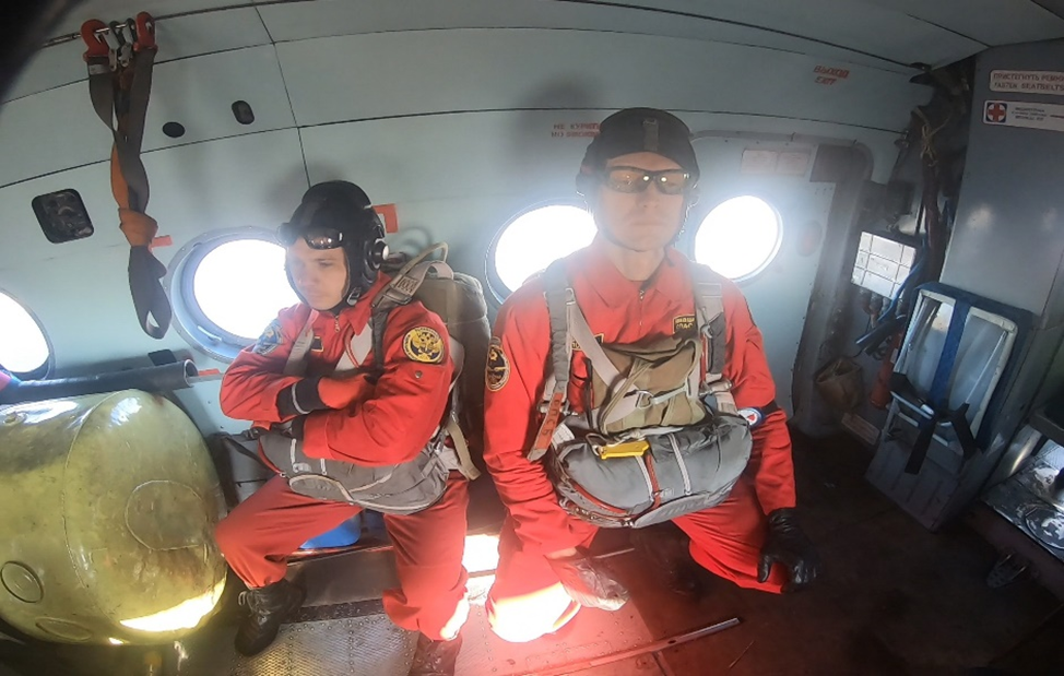 Подготовка к десантированию спасателей к месту условного авиационного происшествия