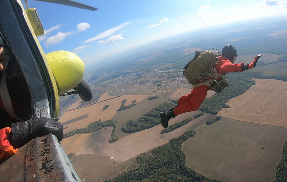 Десантирование спасателей к месту условного авиационного происшествия парашютным способом (тренировка)