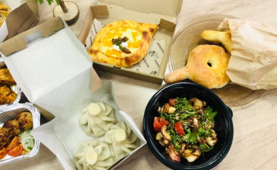 Никуда ходить не нужно: ресторан “Хинкальная Кацо” предлагает идеальные условия доставки блюд к январским праздникам