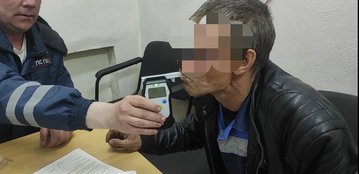 Пьяный тюменец решил отомстить подруге после ссоры, въехав в ее дом на тракторе ГИБДД по Тюменской области