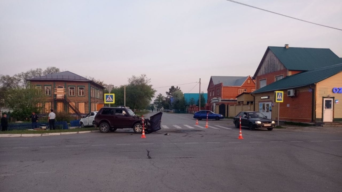 В результате столкновения двух автомобилей в Тюменской области пострадали 6 человек Госавтоинспекция Тюменской области