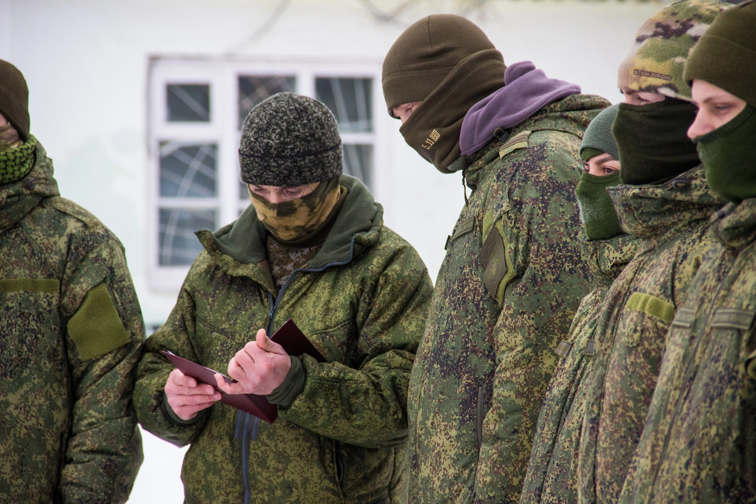 Тюменские военные в зоне СВО получили посылки от своих семей