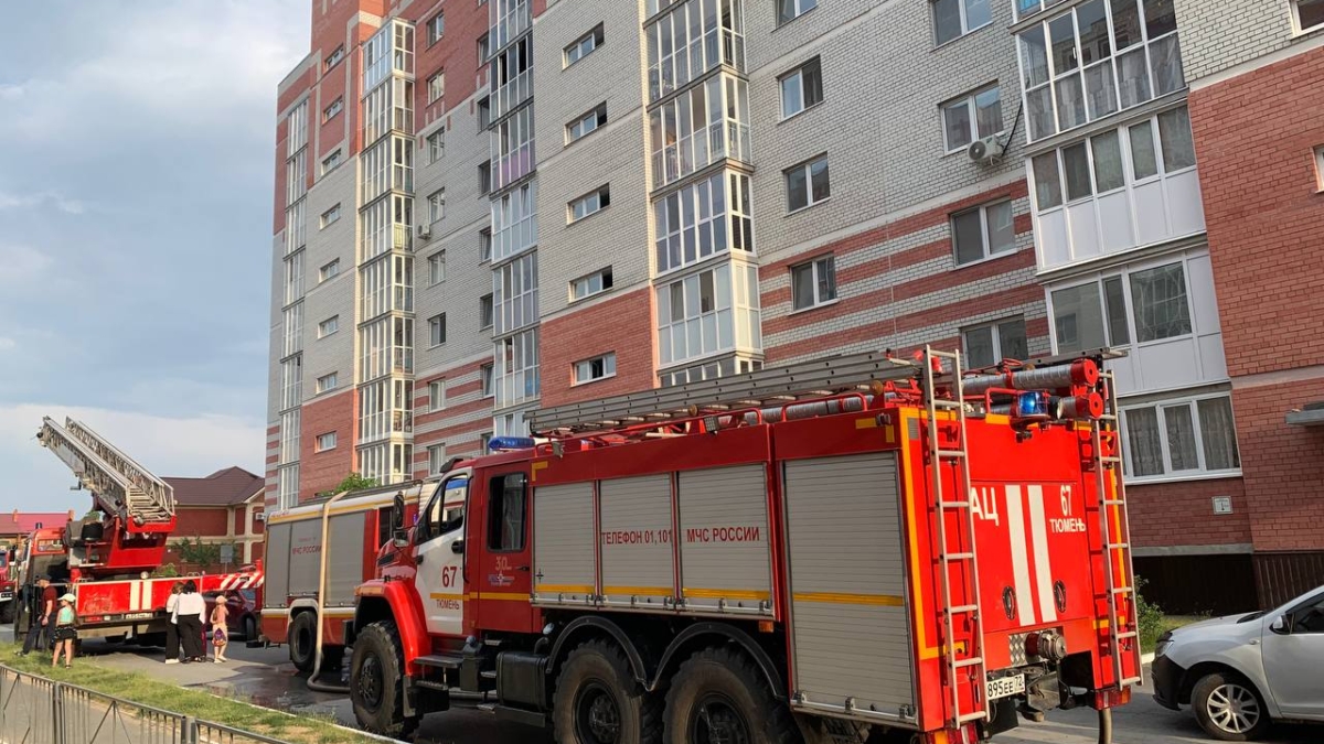 В Тюмени разгорелся пожар в одной из квартир