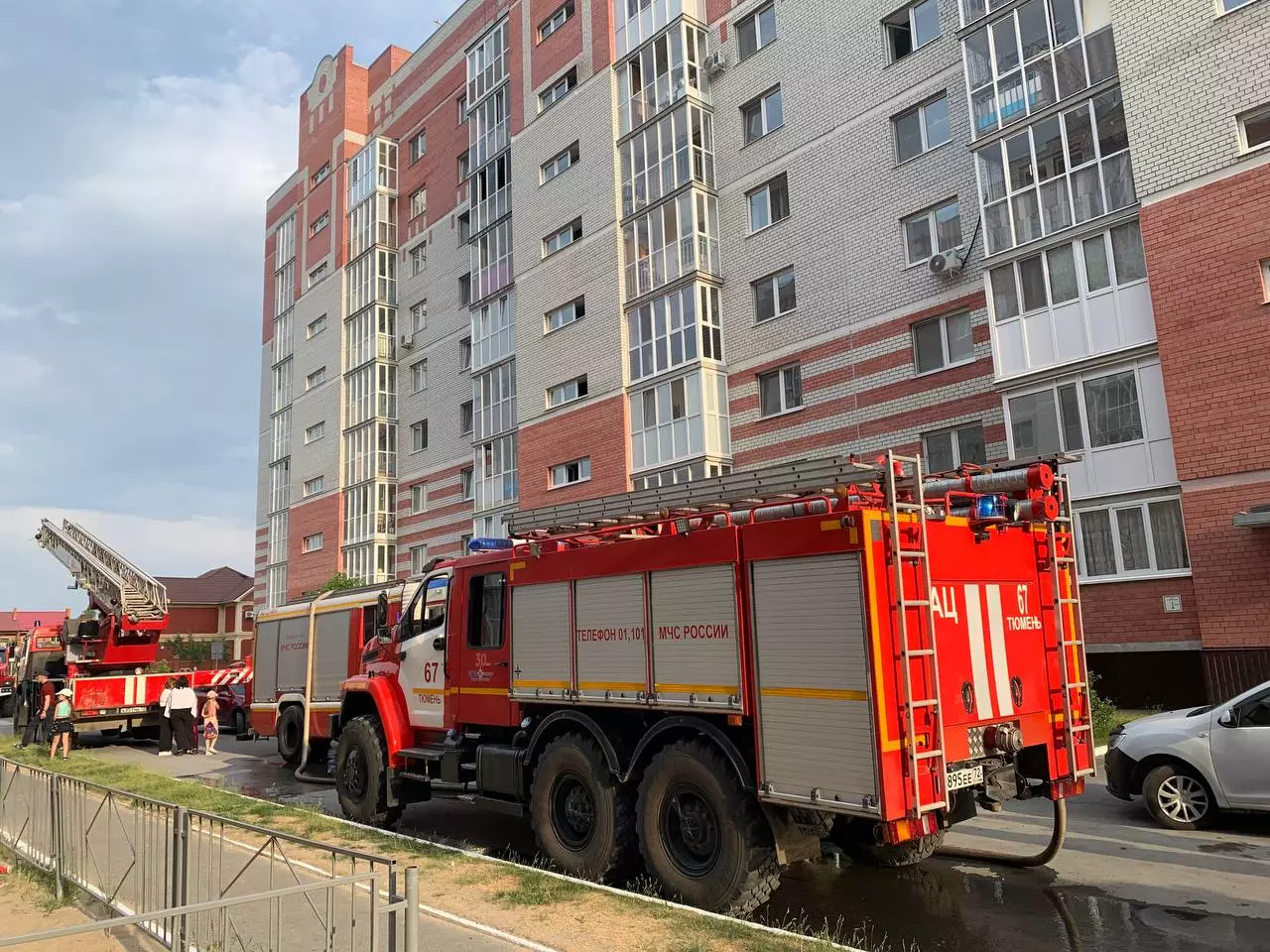 В Тюмени разгорелся пожар в одной из квартир