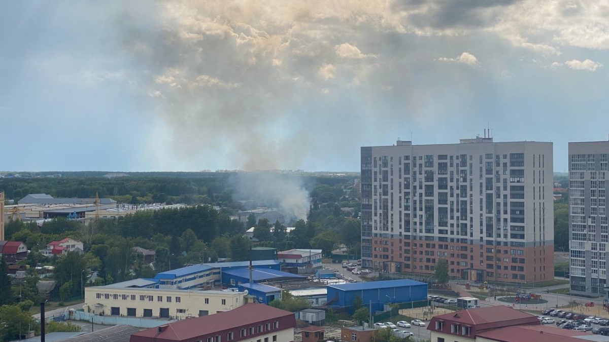 В Тюмени в районе Дома Обороны разгорелся пожар