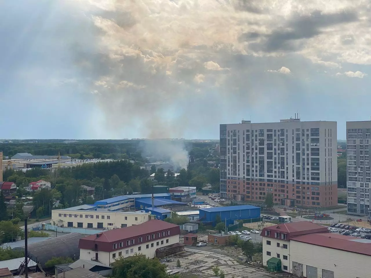 В Тюмени в районе Дома Обороны разгорелся пожар