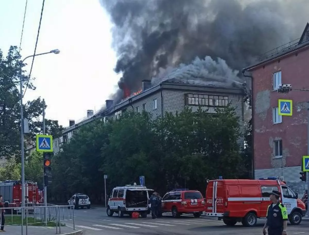 В Тюмени на Луначарского горит кровля многоквартирного дома