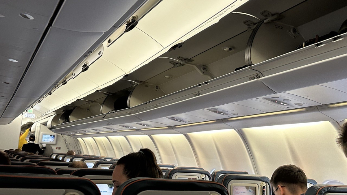 На борту самолета 12 кресел расположены рядом с запасными выходами и 18