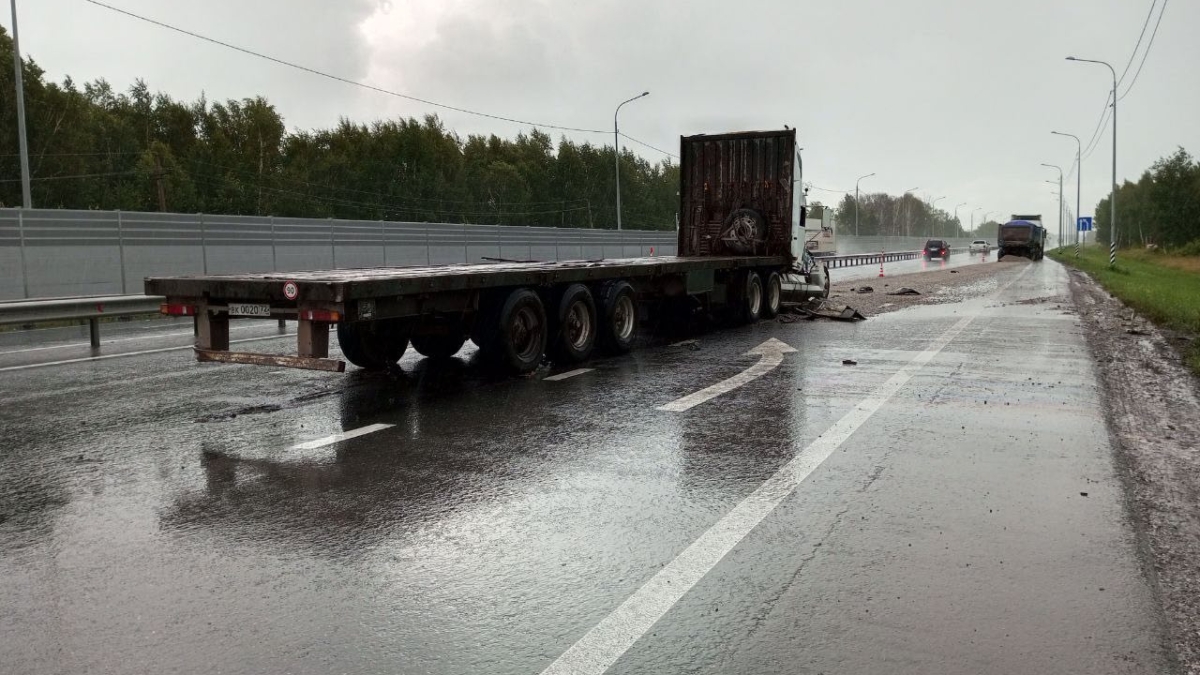 На трассе Тюмень - Ханты-Мансийск водитель уснул за рулем и врезался в  грузовик