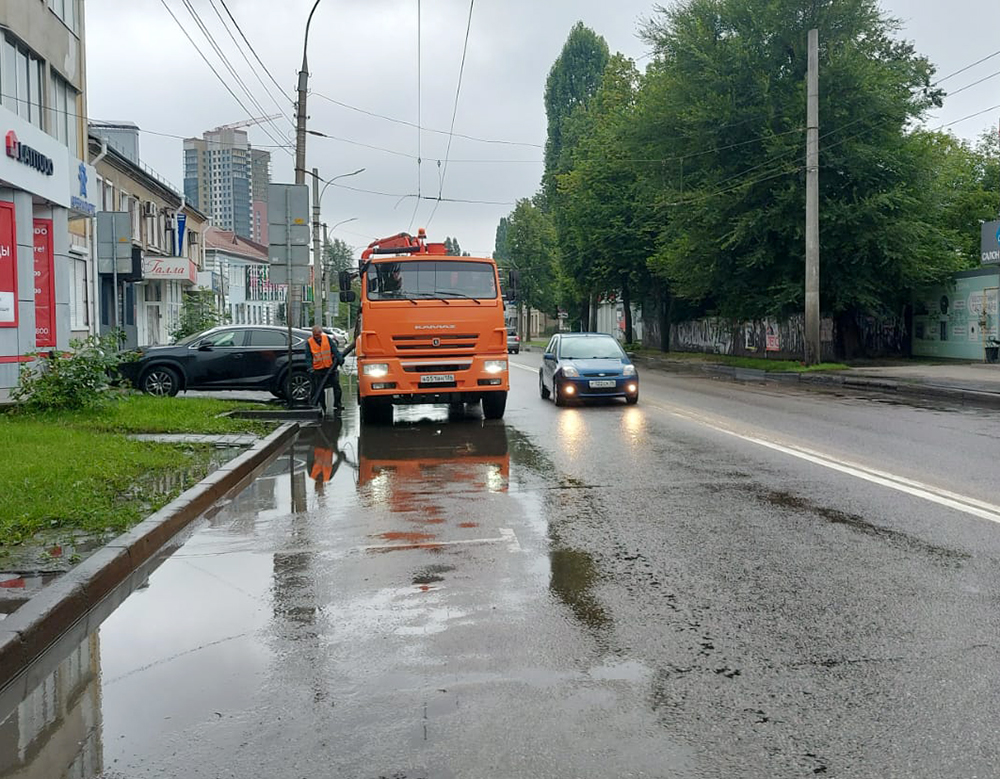 Спецтехника городской дорожной службы ведёт работу по устранению подтоплений в Воронеже