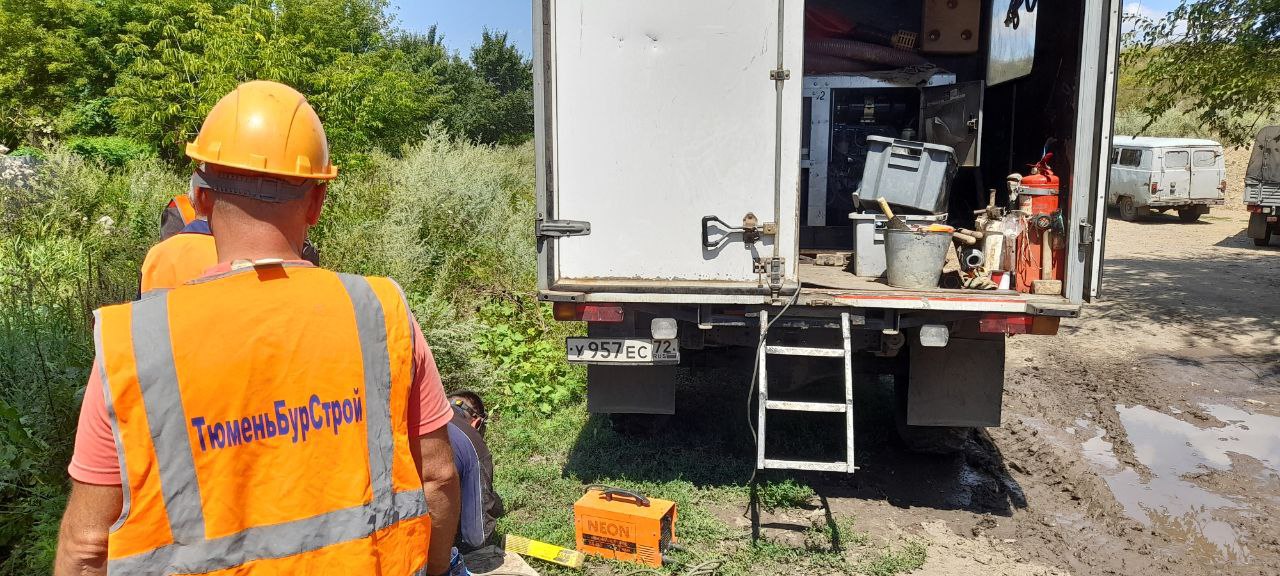 Тюменские рабочие ремонтируют водовод в Краснодоне
