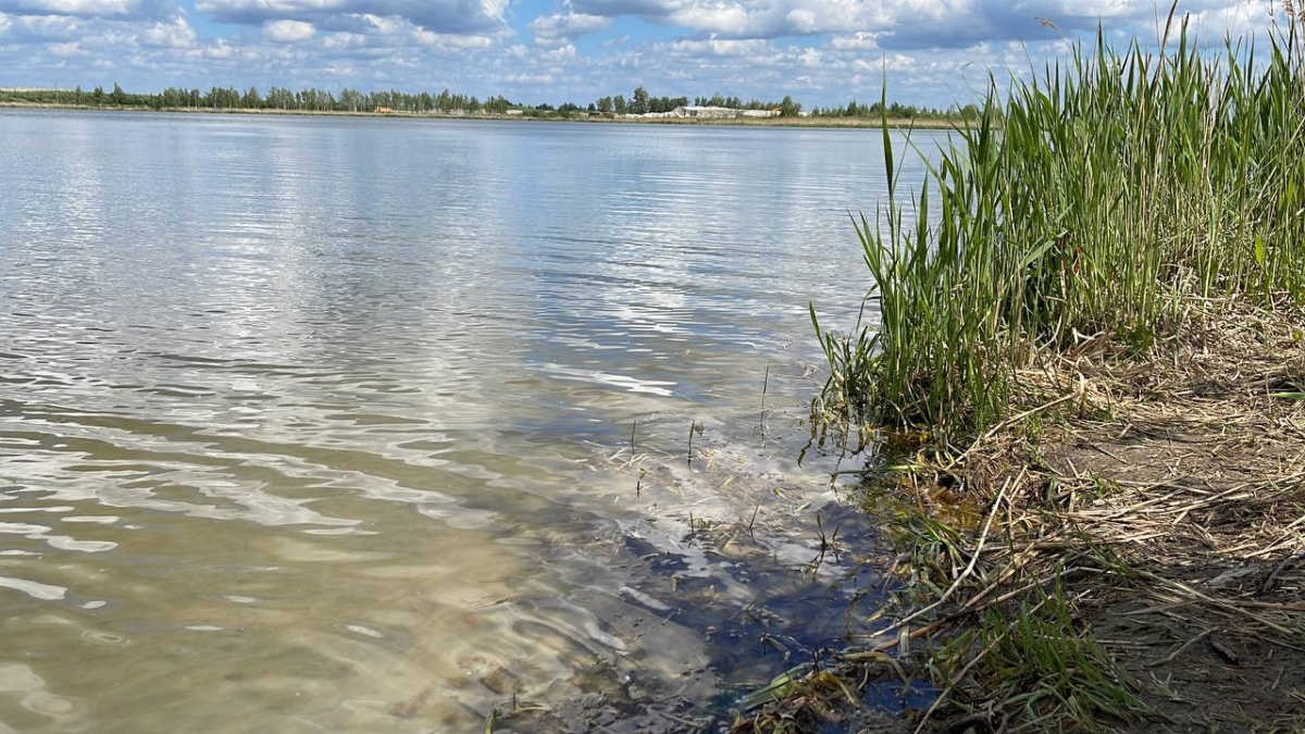 В реке Югры нашли машину с трупом