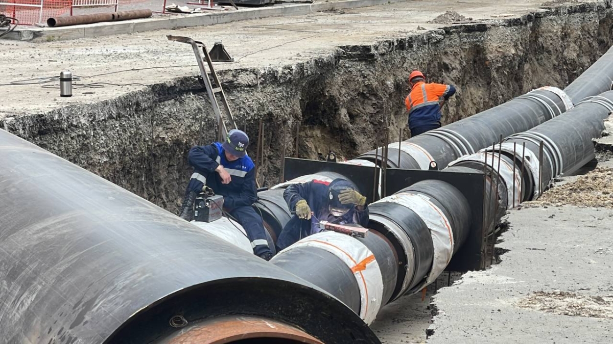 В Тюмени из-за прорыва теплопровода поднялся столб воды высотой в несколько  метров