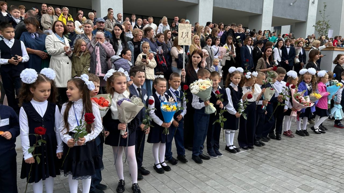 В новой школе микрорайона Плеханово прошла линейка с участием Моора и  Кухарука