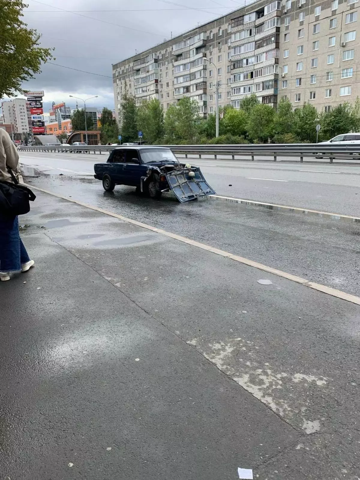 В Тюмени автомобиль снес забор по улице Пермякова