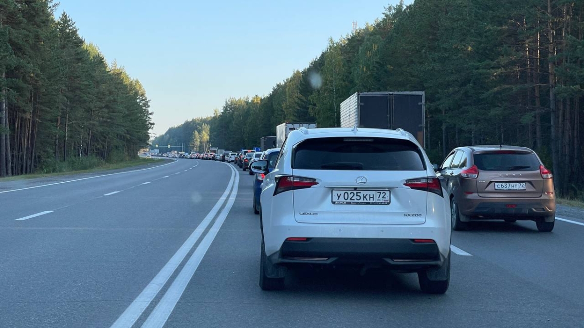 На выезде из Тюмени на Червишевском тракте дороги сковала огромная пробка