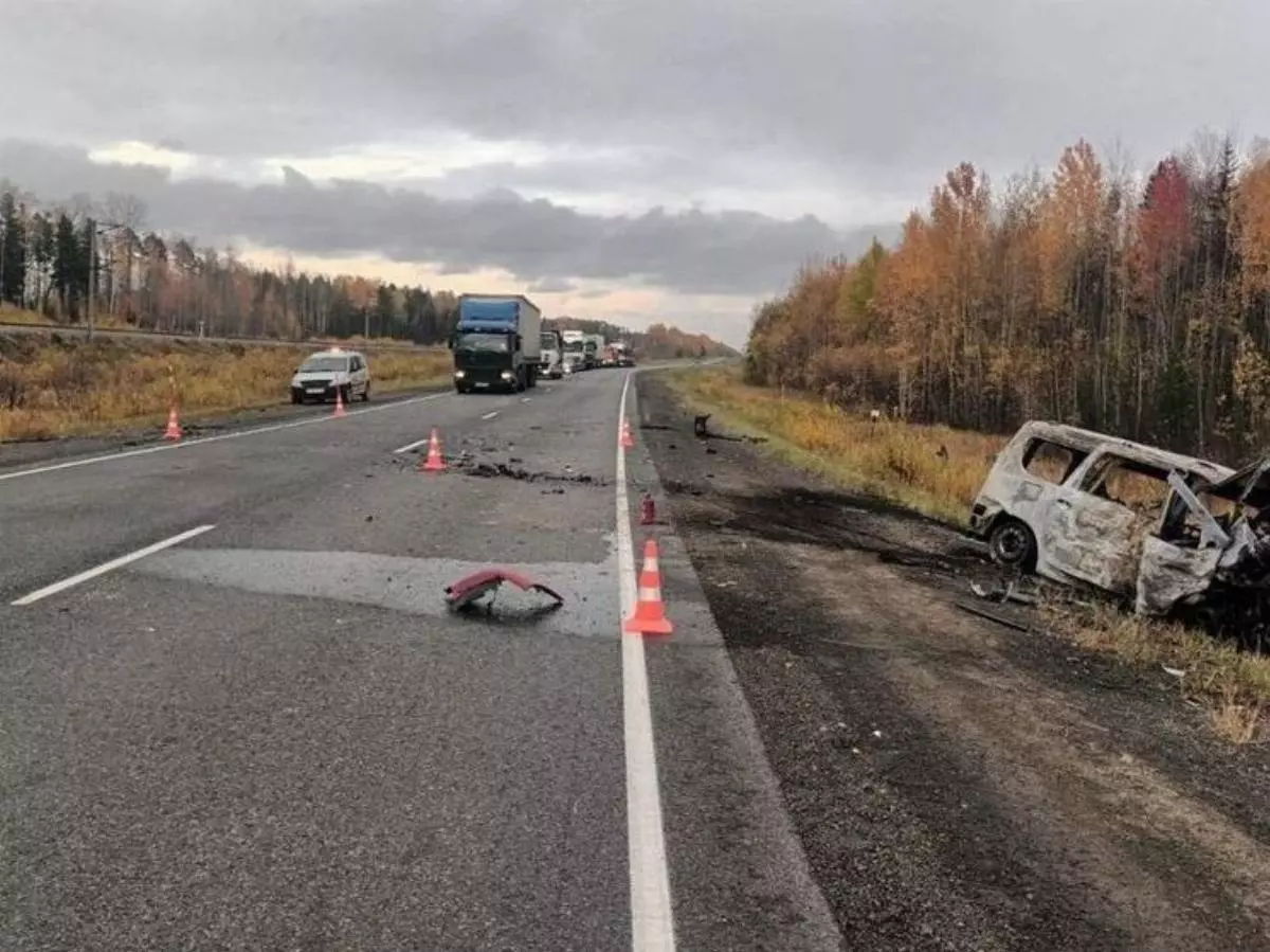 Два автомобиля столкнулись лоб в лоб на трассе Тюменской области