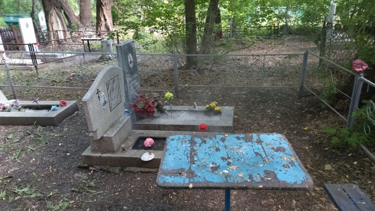 В Тюменской области обнаружили свалку венков и крестов у кладбища ИА SM-News