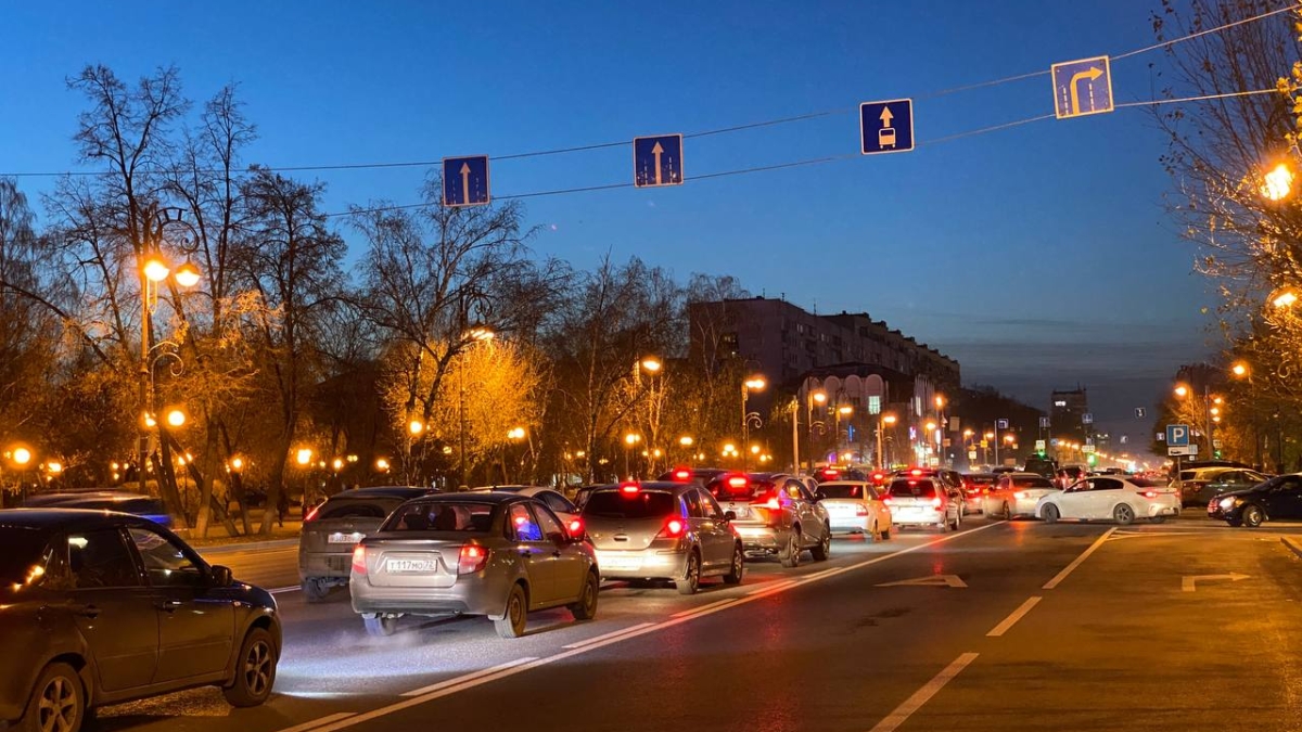 В Тюмени огромная пробка парализовала Московский тракт