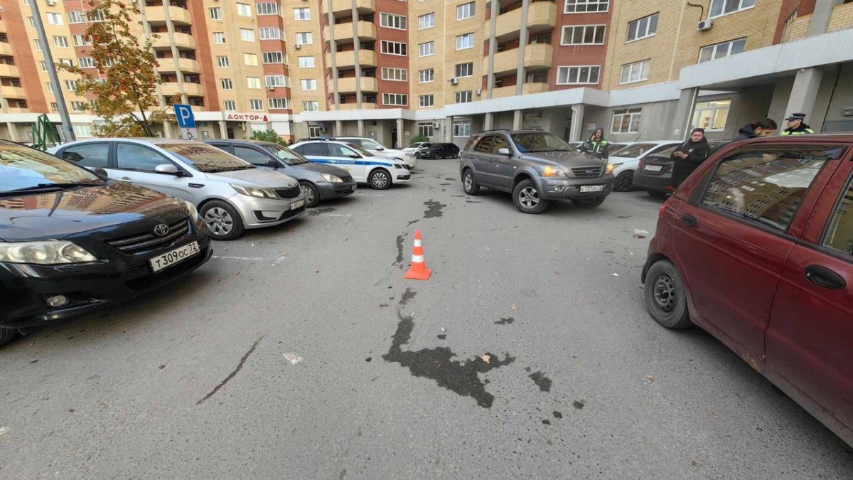 Во дворе дома в Тюмени сбили ребенка