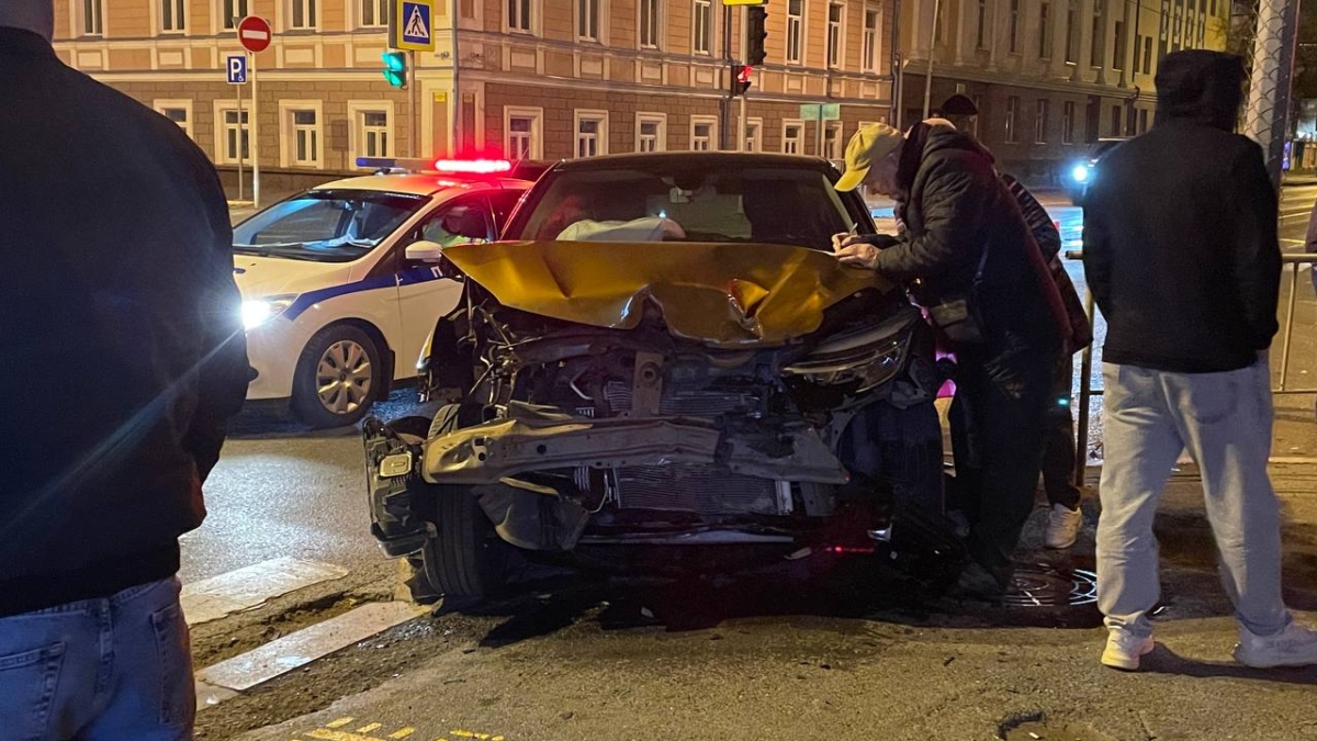 В Тюмени в результате ДТП машину перевернуло на бок