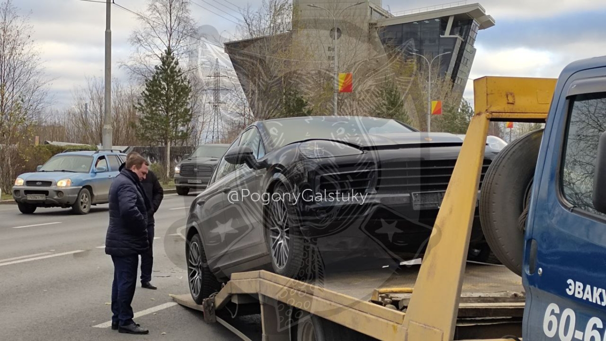 В Сургуте черный Porsche Cayenne жены тюменского депутата попал в ДТП