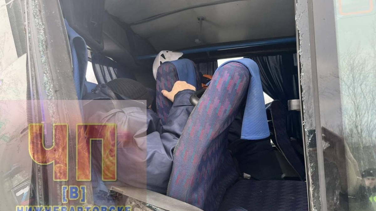 В ХМАО в ДТП из-за столкновения автобуса и Урала зажало пассажира