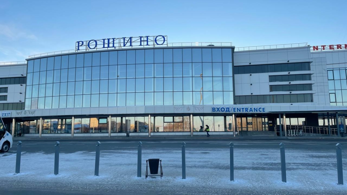 В Тюмени трактор совершил опасный маневр едва не протаранив самолет ИА SM-News Тюмень