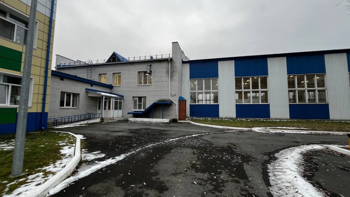 В Тюменском мкр. Антипино ученикам приходится заниматься в актовом зале из-за нехватки места