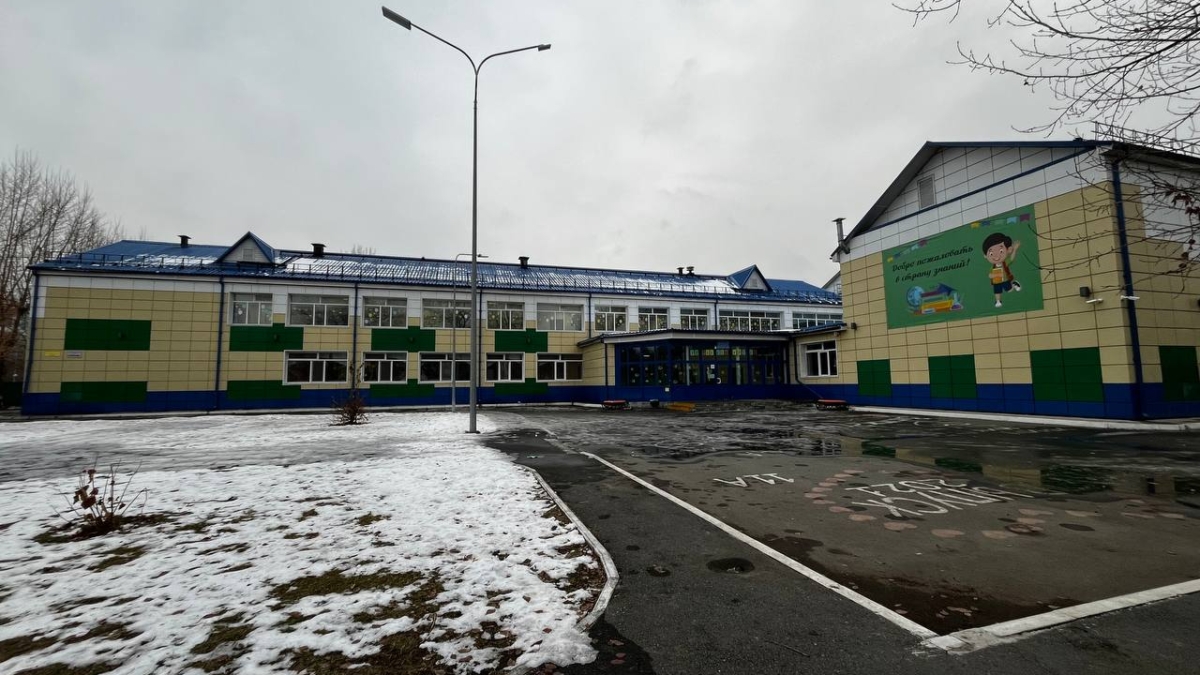 В Тюменском мкр. Антипино ученикам приходится заниматься в актовом зале из-за нехватки места