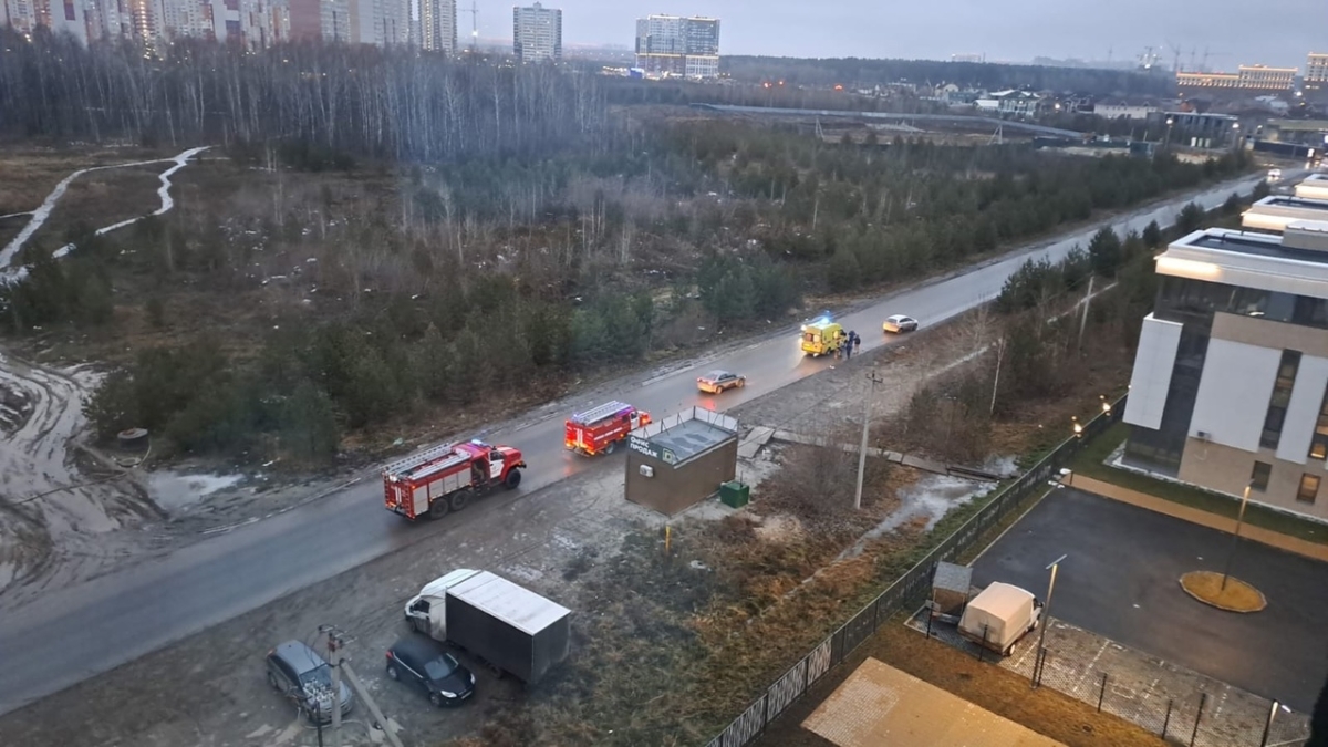 Тюменцы массово жалуются на отсутствие благоустройства в деревне Дударева:  им приходится ходить по грязи в темноте