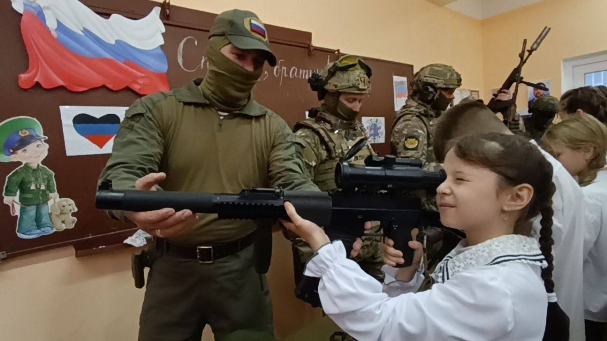 Тюменские штурмовики посетили школу в Донбассе и пообщались с детьми Информцентр Правительства