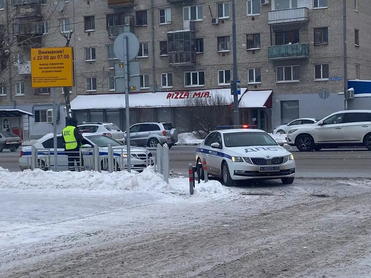 Автовоз столкнулся с иномарками в Тюмени