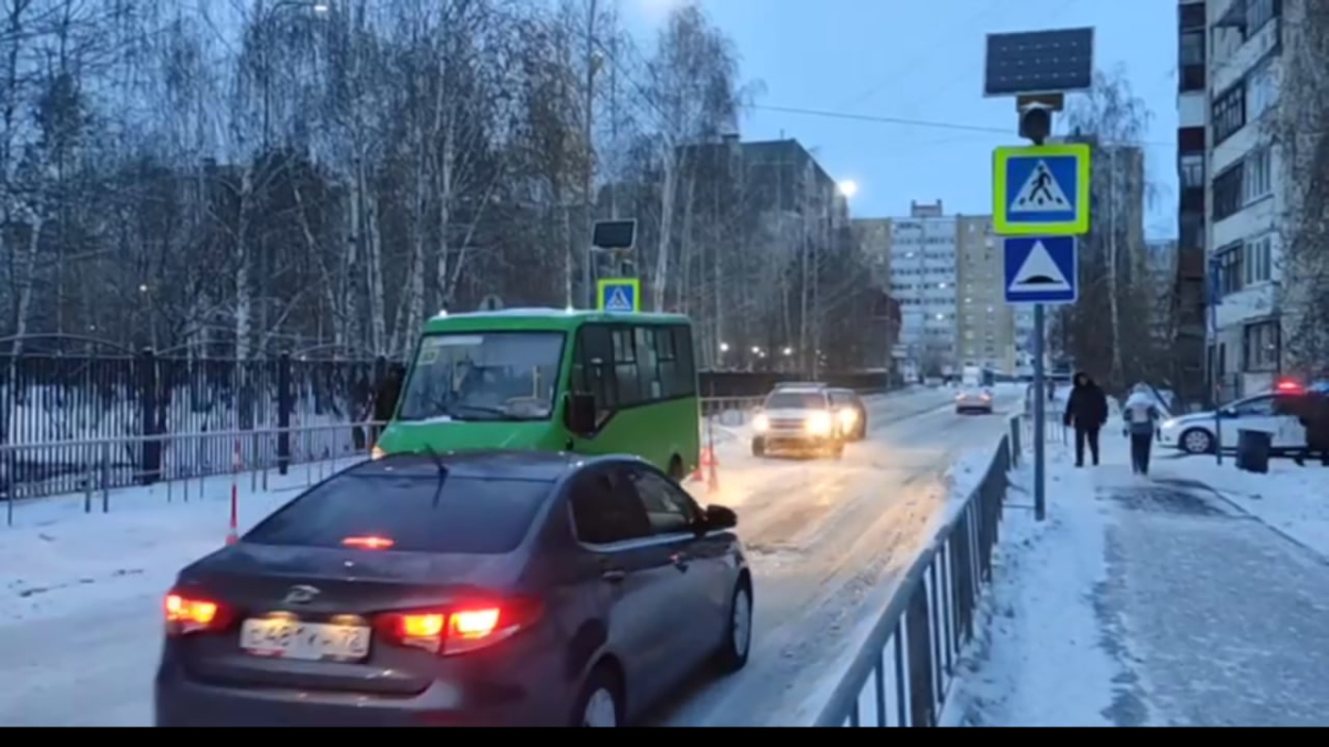 В Тюмени маршрутка наехала на женщину с коляской