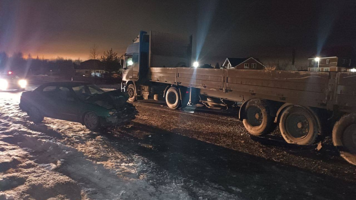 На трассе под Тюменью легковушка въехала в грузовик