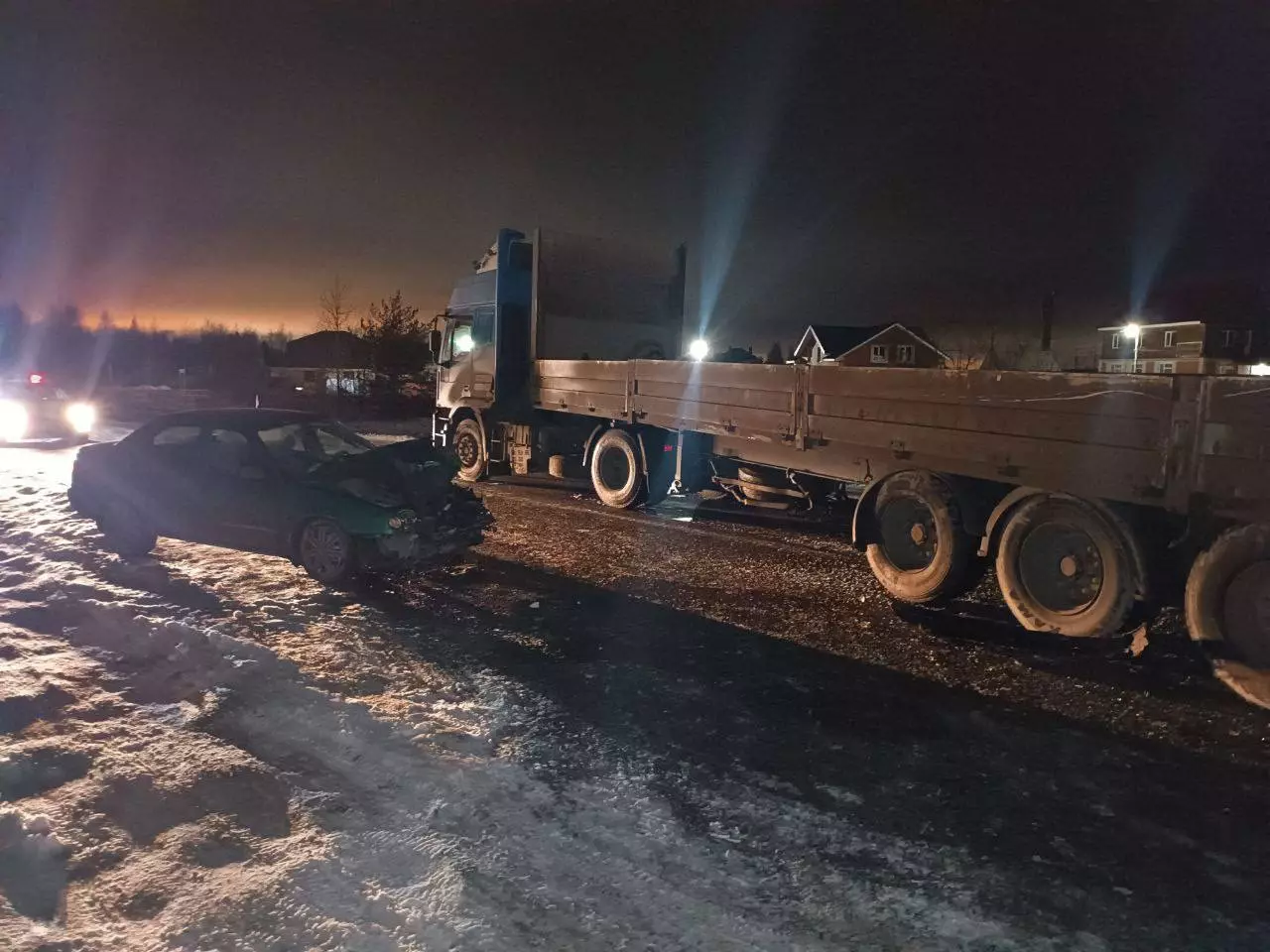 На трассе под Тюменью легковушка въехала в грузовик