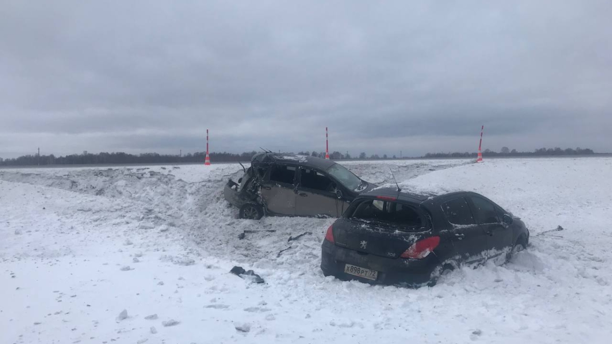 Возле Тобольска два автомобиля ушли в кювет