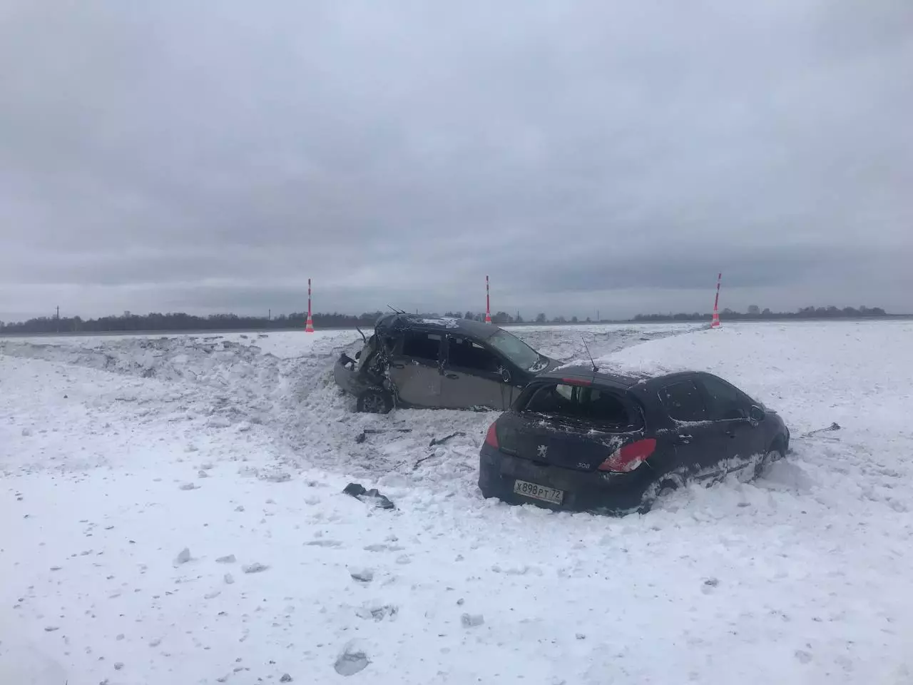 Возле Тобольска два автомобиля ушли в кювет