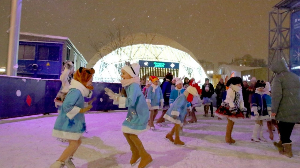 На тюменской набережной открыли большой каток Тг-канал Руслана Кухарука