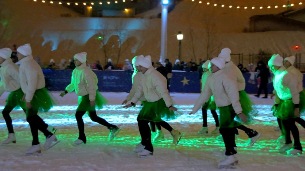 На тюменской набережной открыли большой каток