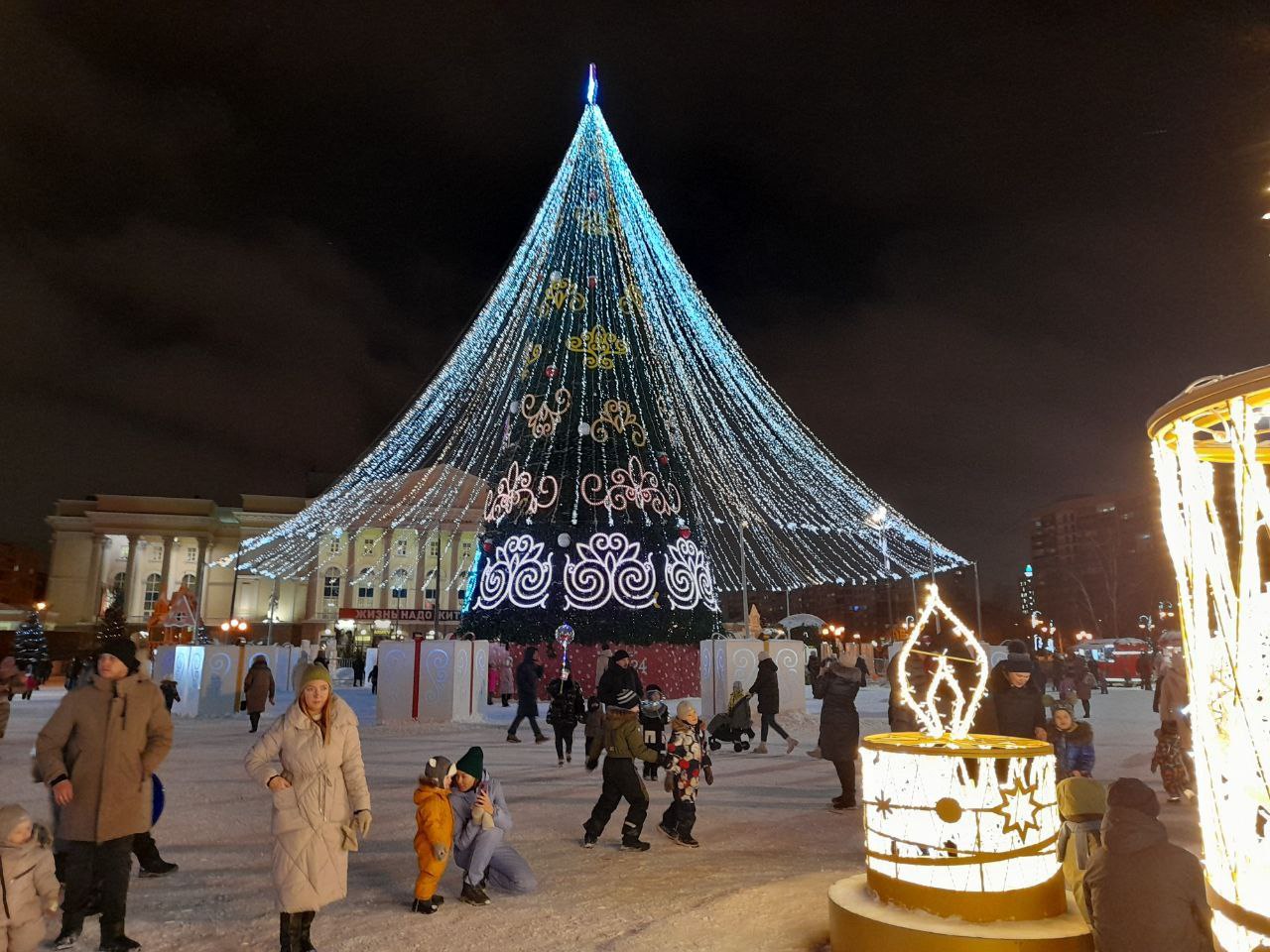 В Тюмени открыли главную елку города. Показываем фото и видео