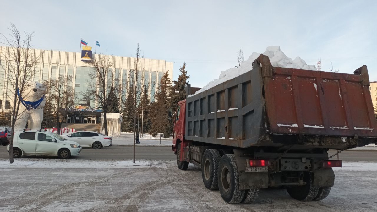 Тюменские чиновники проверили уборку снега во дворах города