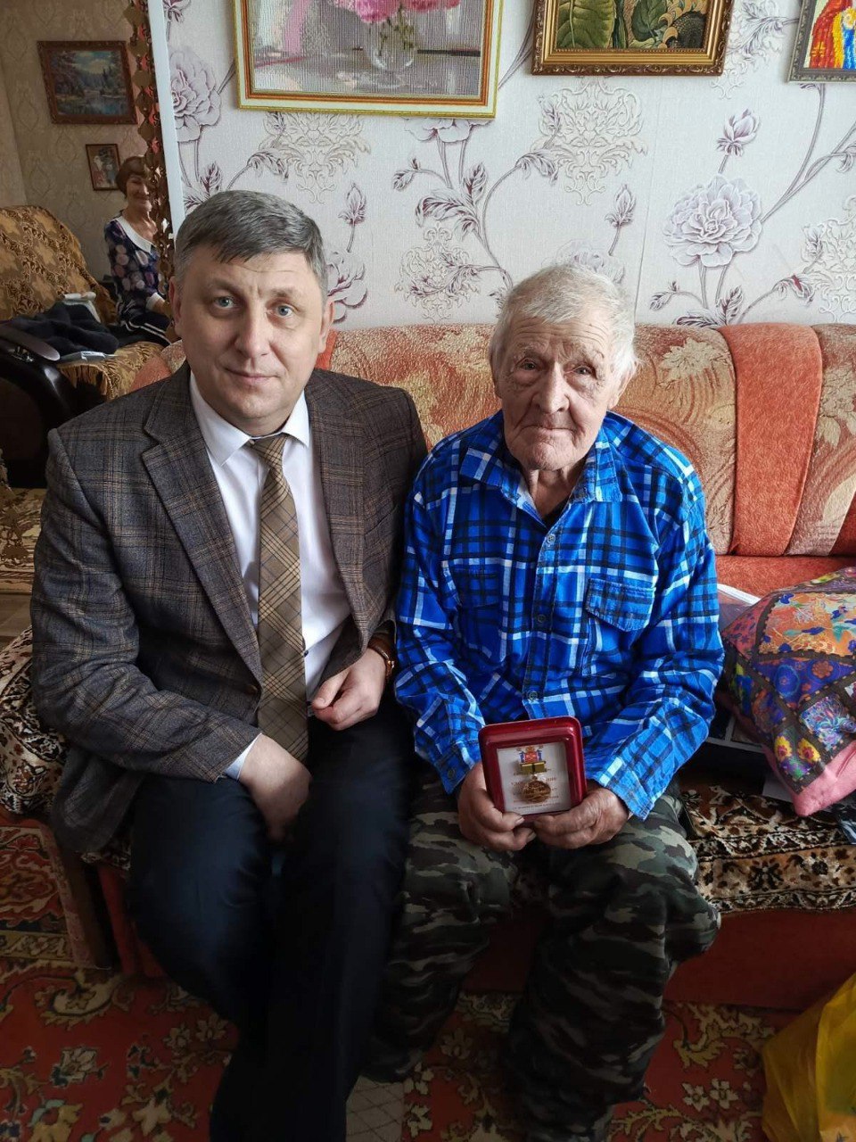 В честь 80-летия освобождения Ленинграда тюменским ветеранам вручили почетные знаки