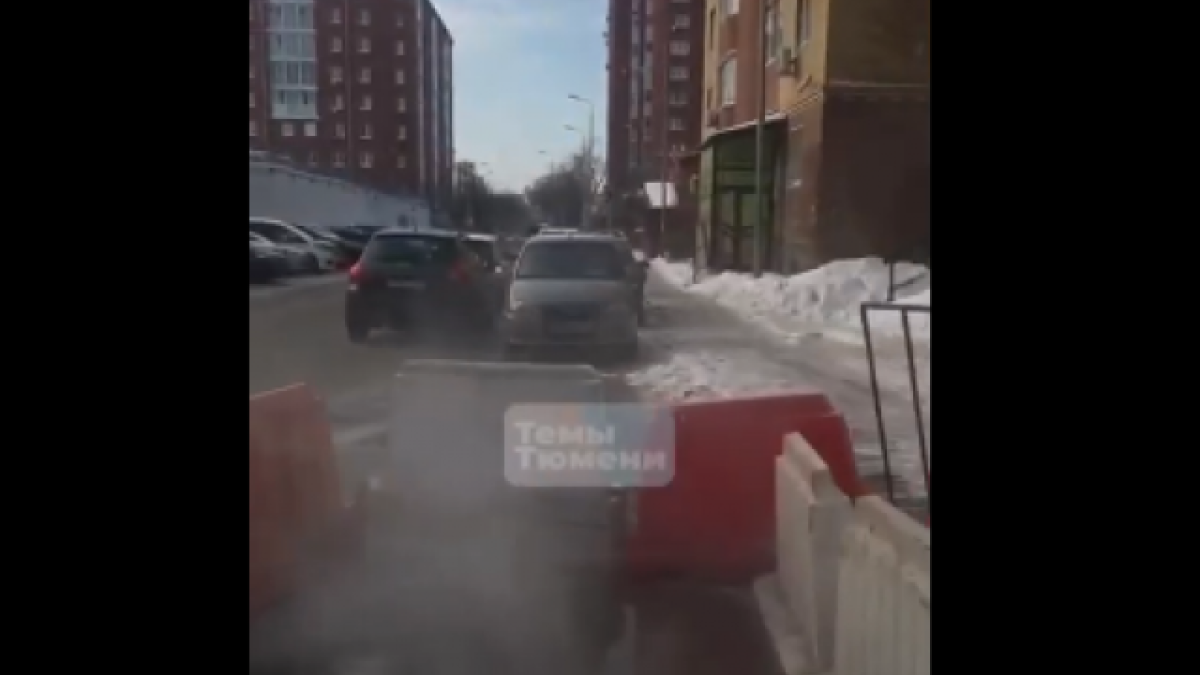 В центре Тюмени образовался новый провал с кипятком на улице Грибоедова Скриншот видео из соцсетей