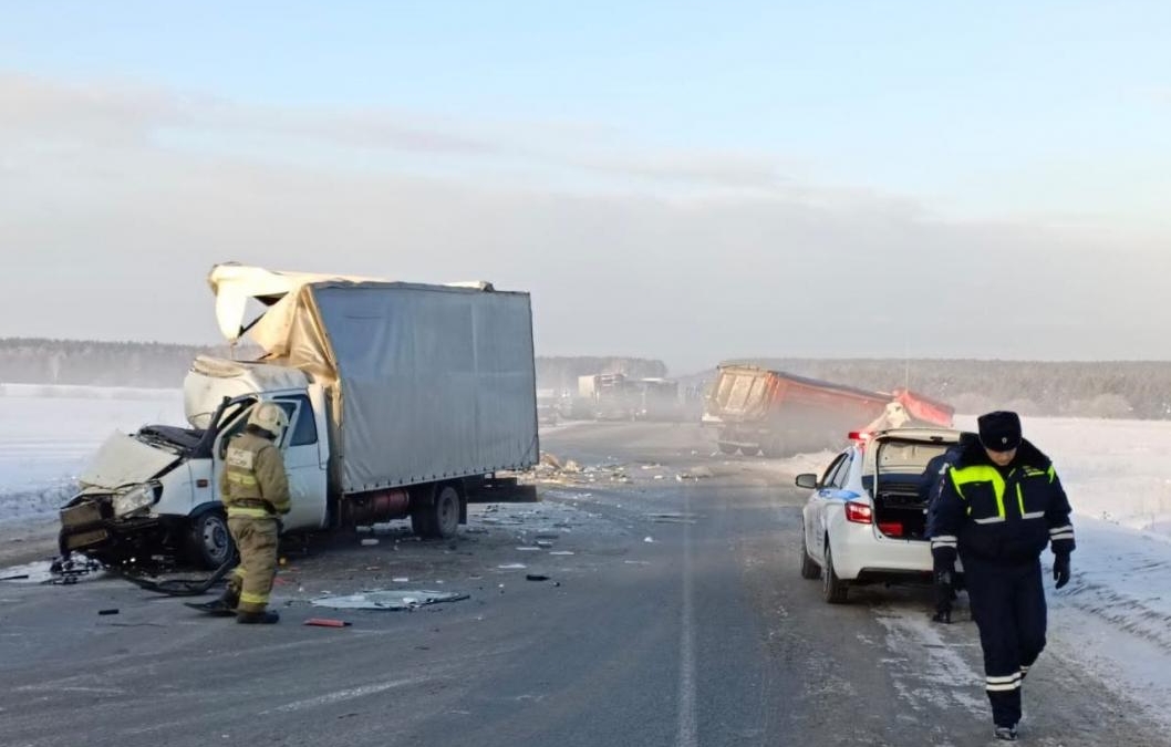 Массовое ДТП с восьмью машинами парализовало движение на трассе Екатеринбург - Тюмень ГИБДД Свердловской области