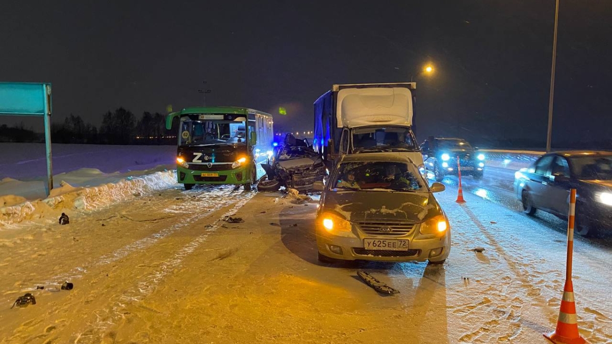 В Тюмени из-за пьяного водителя в массовой аварии пострадало два человека