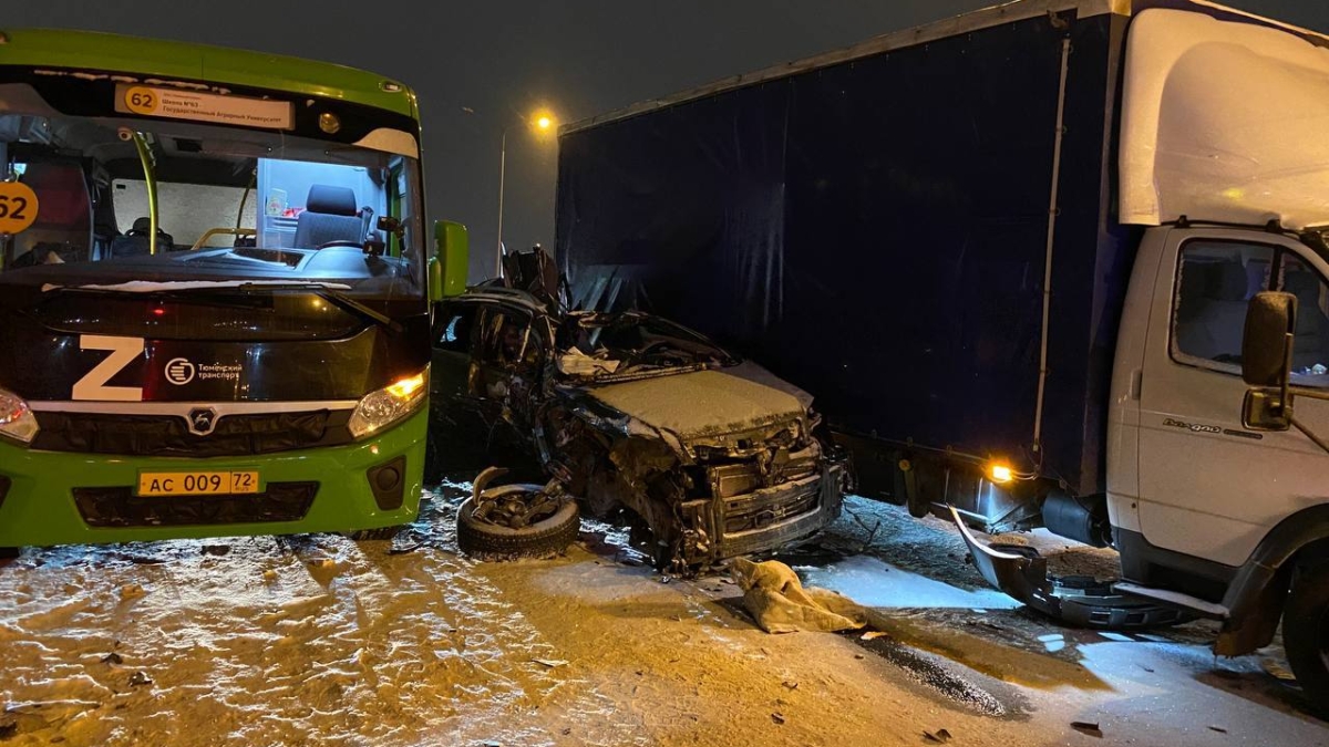 В Тюмени из-за пьяного водителя в массовой аварии пострадало два человека