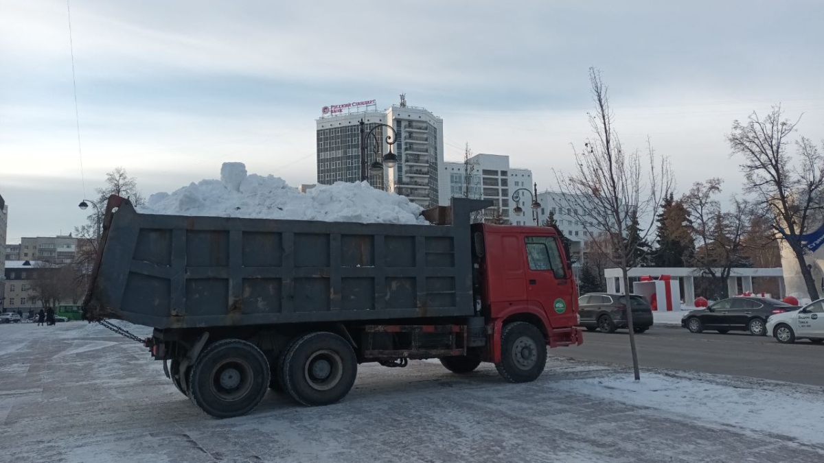 Дорожники с Тюмени работают круглосуточно из-за обильного снегопада