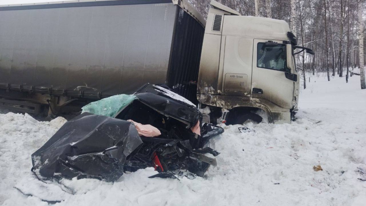 Один человек погиб, двое пострадали в ДТП с легковушкой и фурами под Тюменью