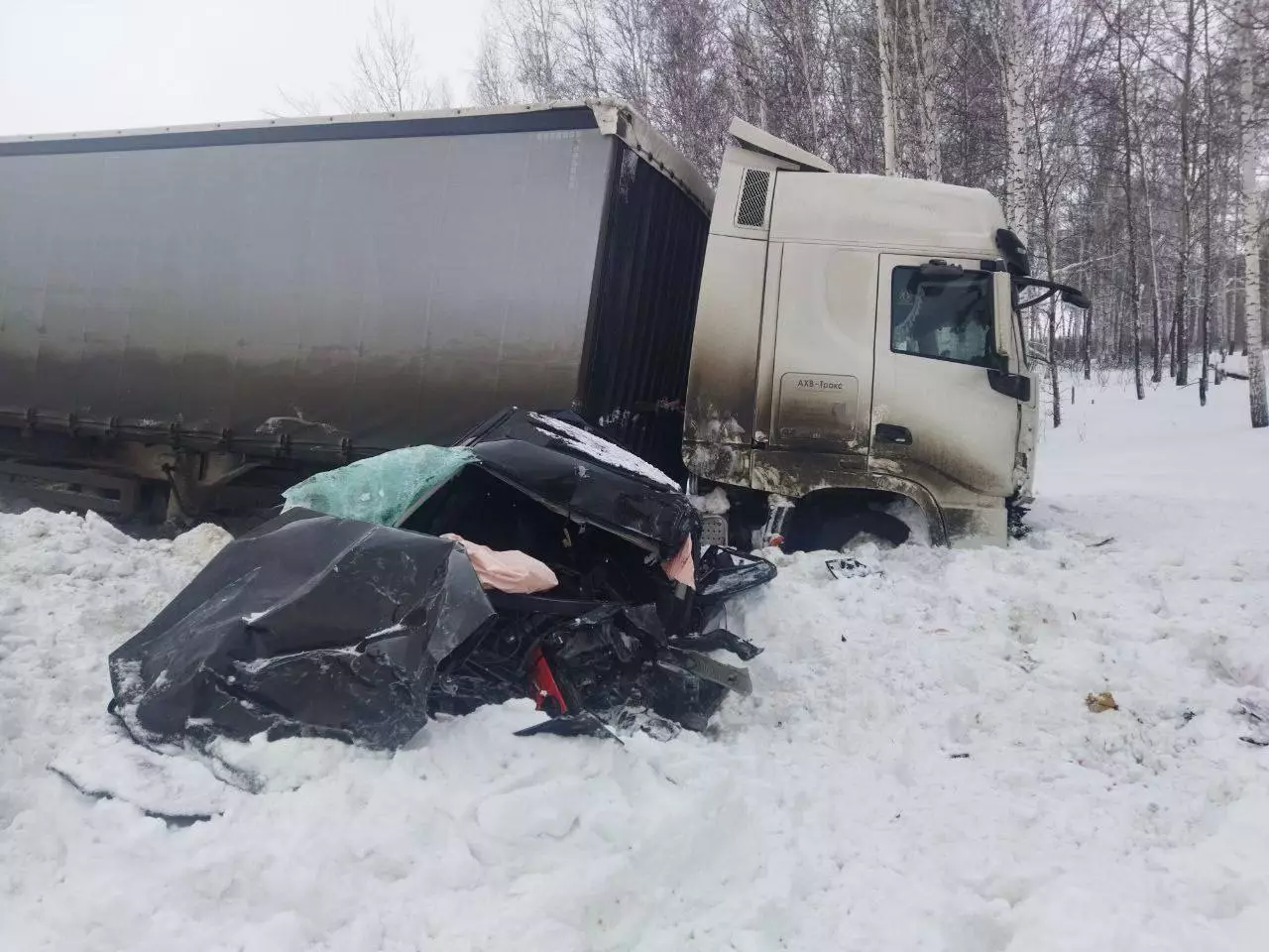 Один человек погиб, двое пострадали в ДТП с легковушкой и фурами под Тюменью